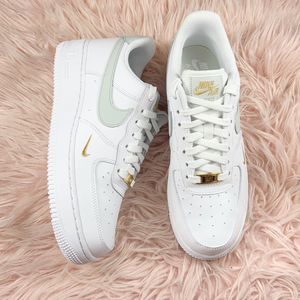 New Nike Women’s Air Force 1 Gold Accents Rare - Picture 3 of 7